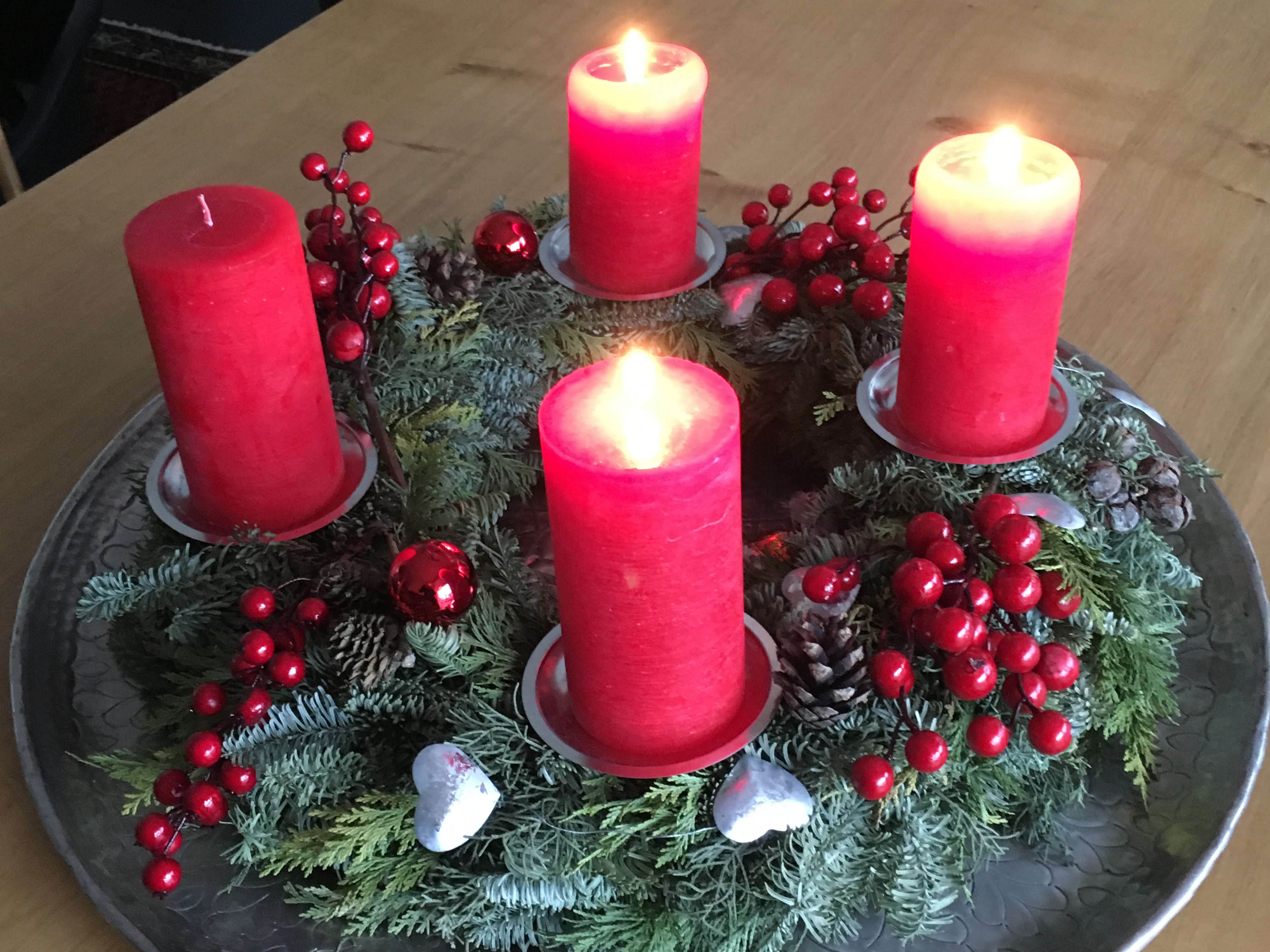 Adventskranz mit drei angezündeten Kerzen Weihnachten Hausfrau