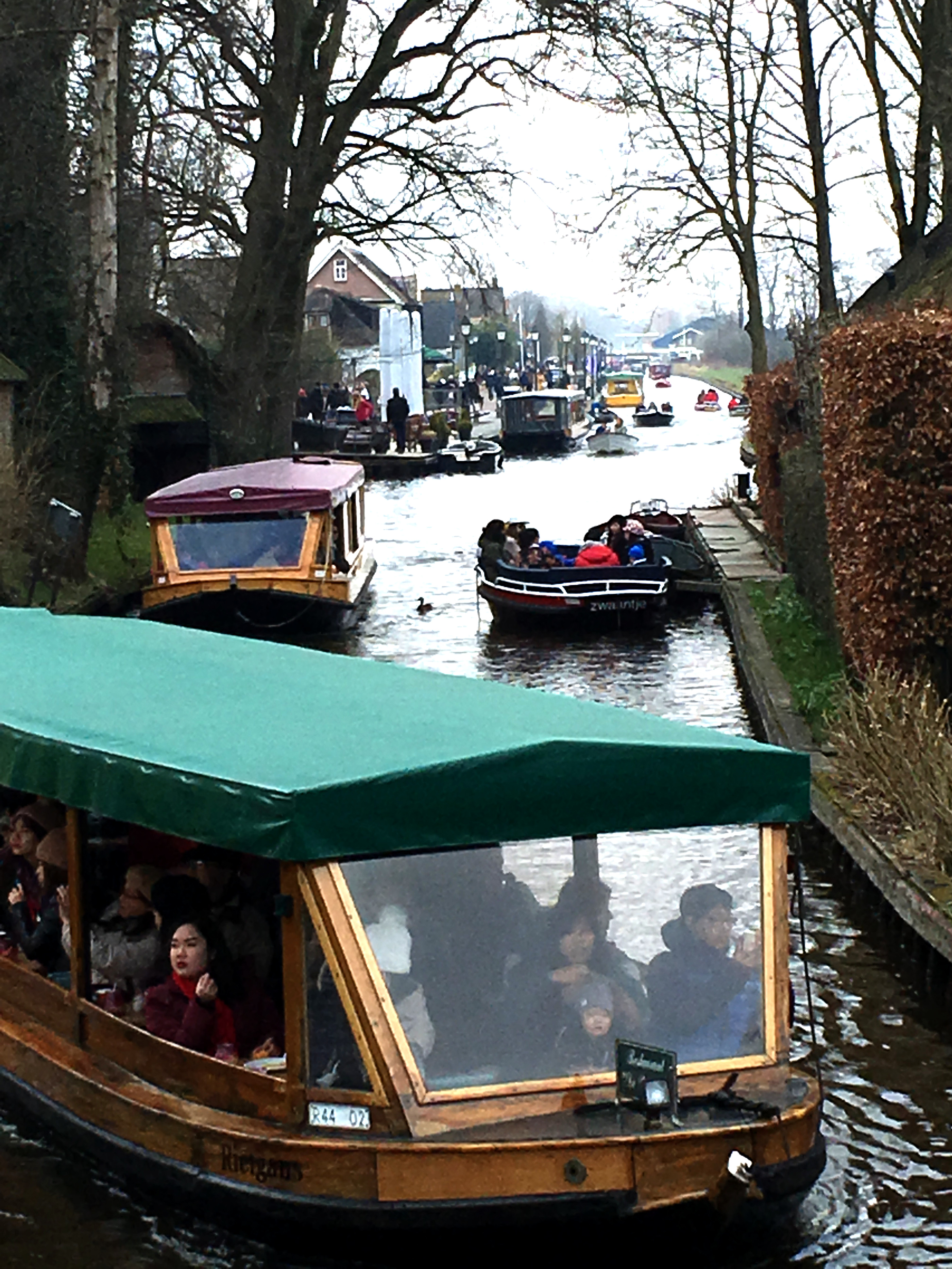 Touristen in den Grachten in Giethoorn