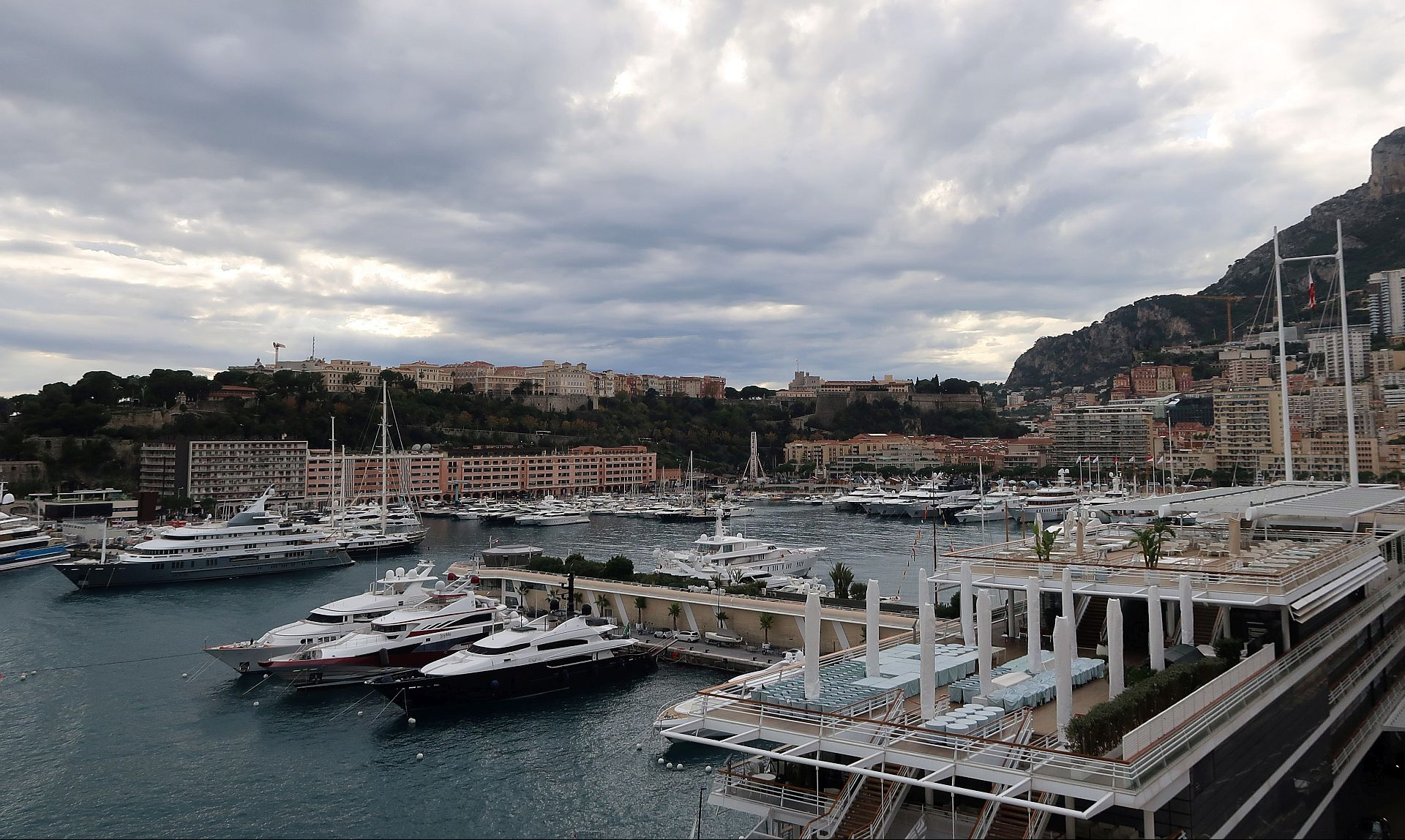 Hafen von Monaco Jachtclub im Vordergrund