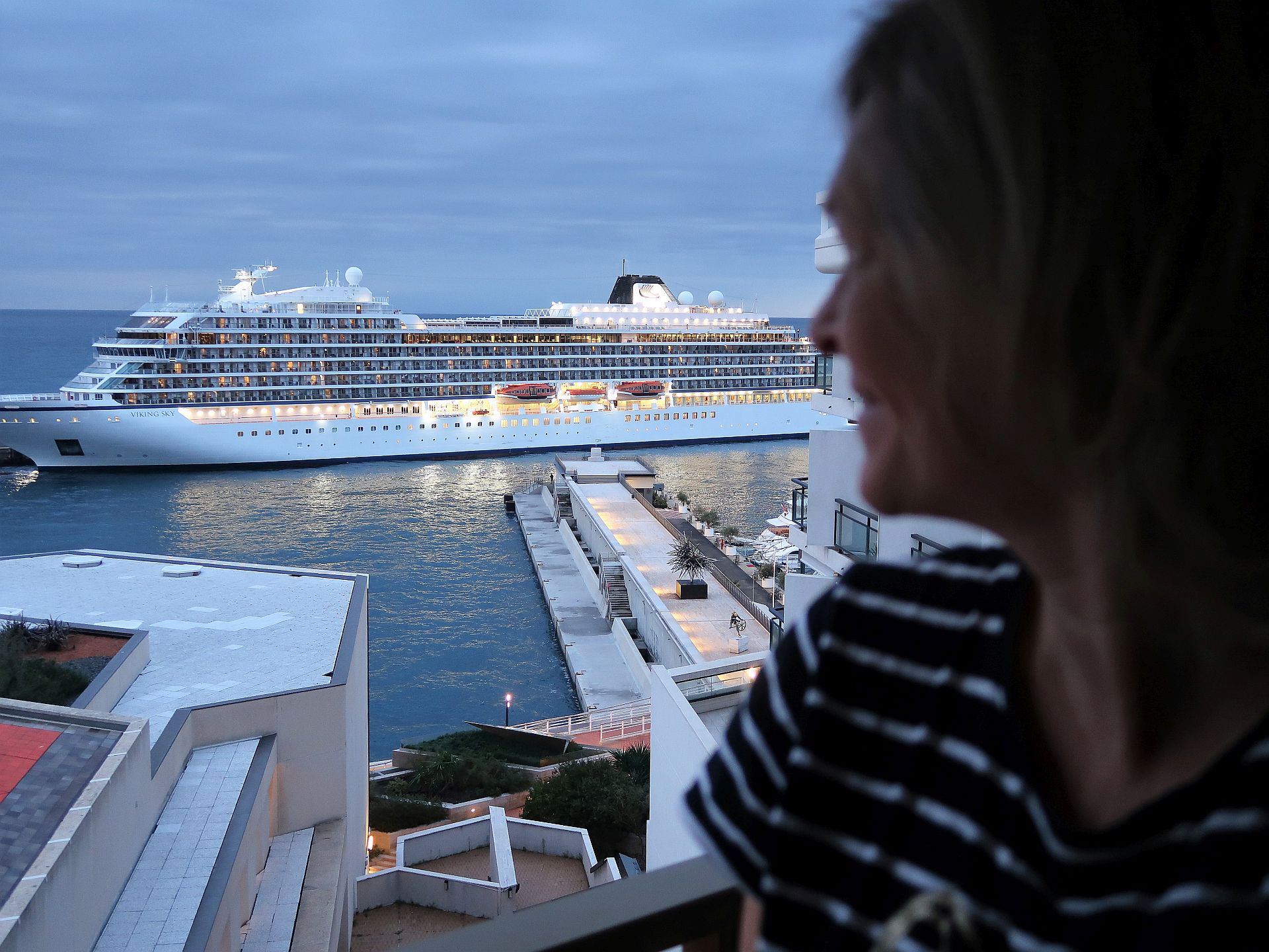 Viking Sky in Monte Carlo vor dem Fairmont Hotel